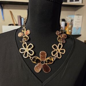 Chic Floral Necklace with Gold and Brown Tones